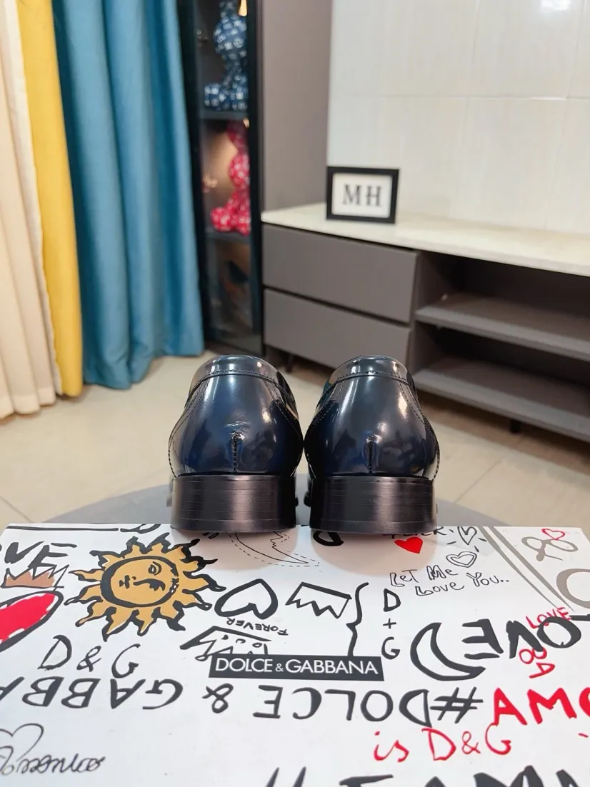 Men's shoes 💰540🌸🌸 [DG Dolce & Gabbana] High-end customized leather shoes. The upper is made of imported calf leather. Original hardware. I believe you will be impressed from the first time you see it. The avant-garde atmosphere can no longer fully interpret its elegance. AAA grade rubber outsole is super comfortable. The original cover last of the counter ensures its original version and quality. The upper is simple and the cowhide lining ensures its comfort and breathability. A pair of truly good shoes has its own unique soul, famous quality, and the first choice for successful people. Regular size 38-44 (45 customized)